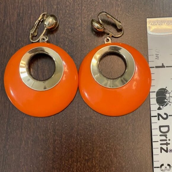 Sarah Coventry Bold Gypsy Mod Orange 60's Lucite Hoop Clip On Earrings - Picture 5 of 5